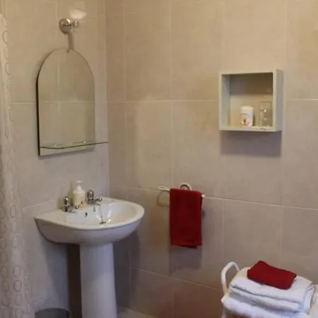 The Lakes Wellness Self Catering * 발린로브